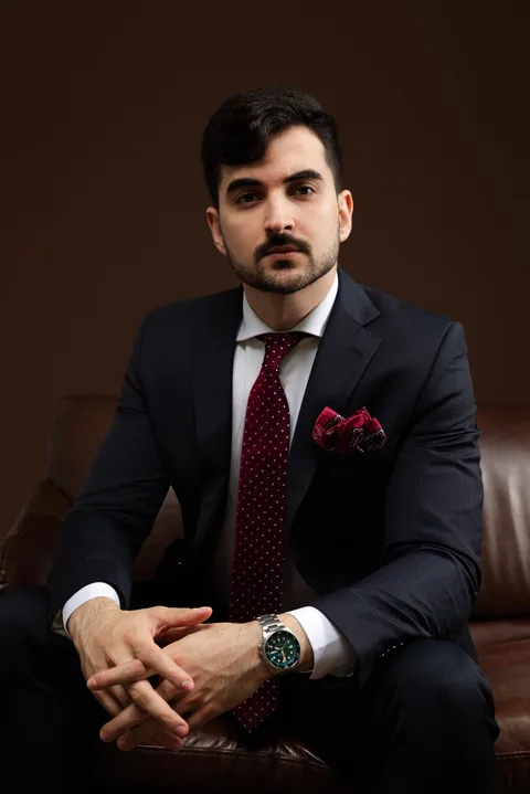 Dimas Damiani Júnior com pasta de documentos